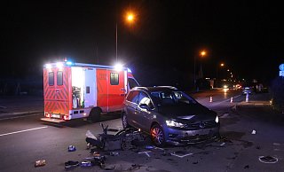 Ein 68-jähriger Autofahrer hat den entgegenkommenden Rollerfahrer (36) mit seiner 11-jährigen Beifahrerin übersehen. - Ulf Hanke