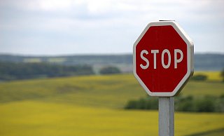 Sybolbild: Ein Stop-Schild steht an einer Straße. - Pixabay