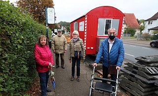 Rita Werning, Klaus Niemann, Ilse Wecker und Günter Heinen (v. l.) sind verärgert, weil die Bushaltestelle Werning in Heepen nicht mehr angefahren wird. - Wolfgang Rudolf