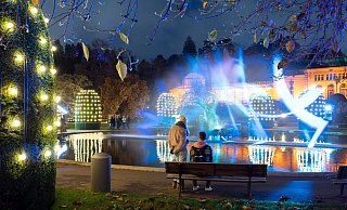 Zahlreiche Lampen illuminieren den zoologisch-botanischen Garten Wilhelma in Stuttgart. - Bernd Weißbrod/dpa