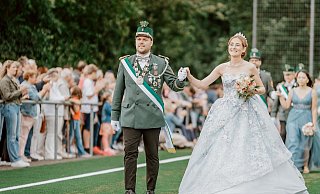Königspaar Markus Amedick und Carolin Schreckenberg in einem eleganten Festkleid bildet den Mittelpunkt des Festzuges. - Julian Vercrüße