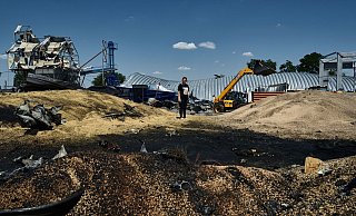 Ein landwirtschaftliches Lagergebäude in Odessa liegt in Trümmern. - Libkos/AP/dpa