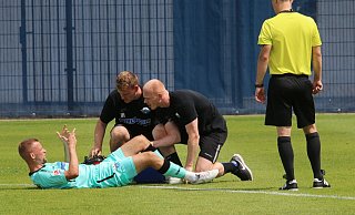 Die SCP-Physiotherapeuten Robert Wezorke und Jakob Haunerland kümmern sich beim Testspiel gegen Verl um den verletzten Sebastian Klaas, der sich einen Kreuzbandriss zugezogen hat. - Jochem Schulze