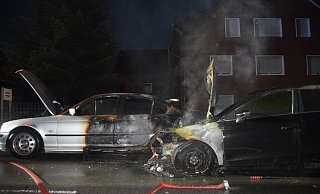 Die Brandspuren sind an den Autos deutlich zu erkennen. - Polizei Herford