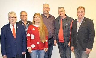 Paul Arens (v. l.), Vorsitzender des SPD-Stadtverband, Ratsfraktionsvorsitzender Manfred Feierabend, Kreistagsmitglied Dorit Flore, Kandidatenvorschlag Mario Schmidt, Christian Schumacher, Vorsitzender des SPD-Ortsvereins in Peckelsheim, und Guido Gell, Vorsitzender des Ortsvereins in Willebadessen. Foto: SPD Willebadessen - SPD Willebadessen