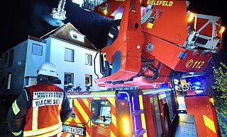 Die Feuerwehr eilte mit rund 30 Brandbekämpfern zu dem Kaminbrand am Werraweg. Bei dem hier abgebildeten Einsatz war sogar die Drehleiter im Einsatz. Am Werraweg reichte der Zugriff über eine Kaminklappe. - Symbolfoto: Barbara Franke