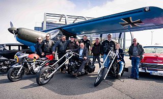 Roland Hüser, Geschäftsführer des Flughafens Paderborn/Lippstadt, hat es sich schon auf einem Chopper gemütlich gemacht und freut sich zusammen mit dem Chopper Club Germany auf die Veranstaltung. - Flughafen Paderborn/Lippstadt
