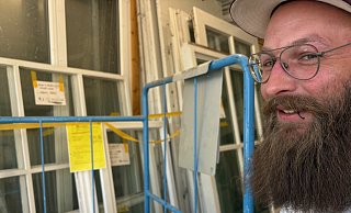 Laufzettel, an Klemmbretter geheftet, gehören bald der Vergangenheit an. Tischlermeister Lukas Fuchs freut sich auf die digitale Projektmappe, wofür Displays an die Wagen montiert werden. - Martin Hostert
