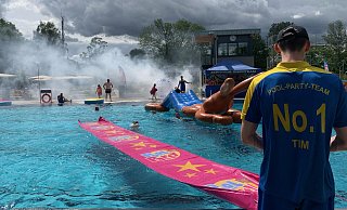 Beim Rennen über die Aqua-Luftmatte ist besonderes Geschick gefragt, - akbirkelbach Beim Rennen über die Aqua-Luftmatte ist besonderes Geschick gefragt, - akbirkelbach