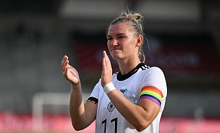 Alexandra Popp trägt eine Kapitänsbinde in Regenbogenfarben. - Hendrik Schmidt/dpa