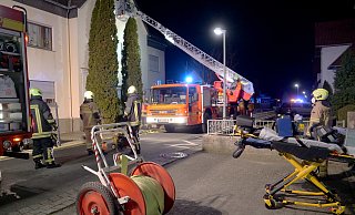 Über die Drehleiter kontrollierten die Einsatzkräfte das ausgebaute Dachgeschoss eines Wohnhauses am Schloss Neuhäuser Hubertusweg, nachdem ein Trupp mit Kleinlöschgeräten das brennende Sofa gelöscht hatten. - Ralph Meyer