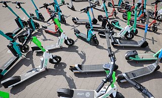 E-Scooter spalten die Gemüter: Die einen nervt es, dass sie auf dem Gehweg rumstehen – die anderen finden sie ungemein praktisch, um schnell voranzukommen. - Christian Charisius/dpa/dpa-tmn