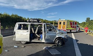 Ein Kleinbus mit neun Insassen hat sich am Montagabend auf der A30 mehrfach überschlagen. - Feuerwehr Bad Oeynhasuen