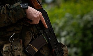 Abzugsfinger in der Sicherheitsstellung: Nach dem russischen Einmarsch kämpfen auch Ausländer auf der Seite der ukrainischen Armee. (Symbolbild). - Foto: Daniel Carde/ZUMA/dpa