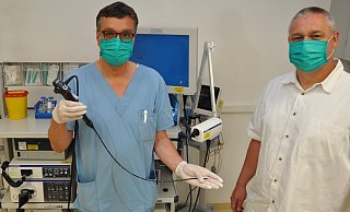 Im Kampf gegen den Lungenkrebs kommt es auf die genaue Analyse des Tumors an. Mittels endobronchialem Ultraschall spürt Dr. Andreas Zaruchas (l.) auch sehr kleine Tumore in der Peripherie der Lunge auf. Dr. Guido Scholz operiert. - Brüderkrankenhaus St. Josef