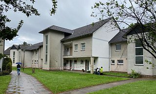 In diesem Mehrfamilienhaus an der Straße "Im Kamp" im Bad Essener Ortsteil Wittlage kam es am Freitagabend zu dem versuchten Tötungsdelikt. - Sandra Spieker