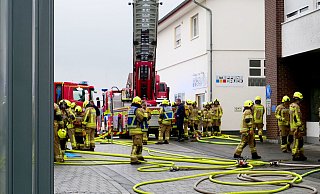 Rund 90 Feuerwehrleute waren beim Brand in den Kellerräumen im Einsatz. - Ralph Meyer