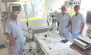 Intensivraum: Eine für Laien unüberschaubare Technik beherrschen Martin Franke (v. l.), Hans-Dieter Wünsche und Sabine Kleine. - Josef Köhne