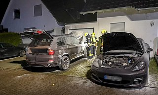 Zwei Autos sind in Herford ausgebrannt. - Feuerwehr Herford