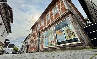 Das Heisingsche Haus an der Kirchstraße 6 in Delbrück siecht derzeit vor sich hin. In den Fenstern hängen Karikaturen, die die Stadtverwaltung scharf kritisieren. - Jens Reddeker