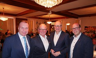 Gern gesehene Gäste beim Gansessen im Restaurant "Zur Quelle" (v. l.): Bürgermeister Ulrich Lange, der Bad Lippspringer MIT-Vorsitzende Raphael Schäfers, der Landtagsabgeordnete Bernhard Hoppe-Biermeyer sowie der CDU-Stadtverbandsvorsitzende Bastian Heggemann. - Klaus Karenfeld