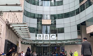 Die britische Rundfunkanstalt BBC sieht sich einer möglichen Klage von US-Präsident Trump ausgesetzt. (Archivbild) - Christoph Meyer/dpa