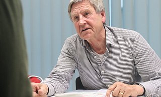 Lothar Ibrügger lehnt den Neubau einer Schienenstrecke für Sprinter-Züge durch Ostwestfalen-Lippe ab. Das Foto ist bei einem Redaktionsbesuch vor der Coronakrise im April 2019 entstanden. - Ulf Hanke
