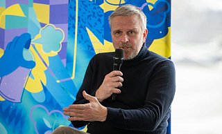 Dietmar Hamann fordert ein einheitliches Vorgehen im DFB-Pokal - entweder den gesamten Wettbewerb mit VAR oder gar nicht. - Leonie Asendorpf/dpa