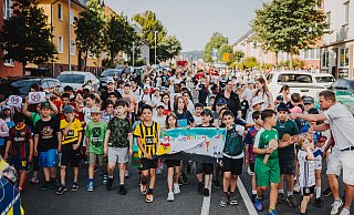 Mehr als 400 Schul- und Kitakinder demonstrieren auf der Apfelstraße für ihre eigene Sicherheit im Straßenverkehr und ein dauerhaftes Tempo 30. - Arne Kleinekathöfer Mehr als 400 Schul- und Kitakinder demonstrieren auf der Apfelstraße für ihre eigene Sicherheit im Straßenverkehr und ein dauerhaftes Tempo 30. - Arne Kleinekathöfer