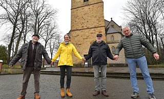 Am 16. Mai will sich die aus Hans-Peter Rosenthal, Daniela Feldmann, Henner Schröder und Hans-Walter Schomann (v. l.) bestehende Vorstandsgemeinschaft des Dorf- und Heimatvereins Isselhorst mit vielen Mitstreitern als symbolisches Zeichen in die von der Nordsee bis zum Mittelmeer führende Rettungskette für Menschenrechte einreihen. Aufgrund der Auswirkungen des Corona-Virus scheint auch ein späterer Termin möglich. - Jens Dünhölter