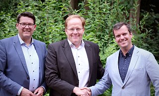Maik Büssing (Mitte) ist der neue Bürgermeisterkandidat der Löhner CDU. Der Kreisvorsitzende Joachim Ebmeyer (l.) und der Stadtverbandsvorsitzende Andre Schröder (r.) gratulieren ihm zur Nominierung. - Felix Eisele