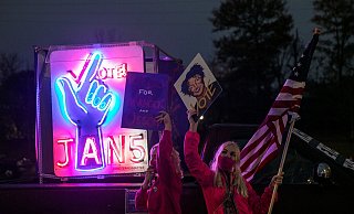 Unterstützer des demokratischen Kandidaten Jon Ossoff rufen zur Wahl auf. - Reuters/Mike Segar