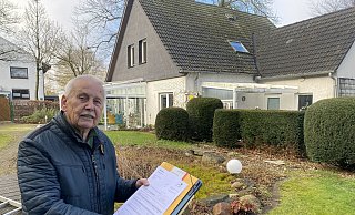 Ralf Bröenhorst steht mit dem Grundsteuerbescheid im Garten seines Hauses. Sein Abgaben haben sich mehr als verdoppelt. - Dirk Windmöller Ralf Bröenhorst steht mit dem Grundsteuerbescheid im Garten seines Hauses. Sein Abgaben haben sich mehr als verdoppelt. - Dirk Windmöller