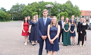 Jan Brinkmann und Louisa Hagemeier sind das Jungschützenpaar der St.-Johannes-Bruderschaft Willebadessen, das sich mit seinem Hofstaat beim traditionellen Pfingstfest präsentiert. - Burkhard Battran