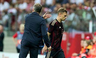 Bundestrainer Hansi Flick (l) klatscht mit Deutschlands Joshua Kimmich nach dessen Auswechslung ab. - Christian Charisius/dpa