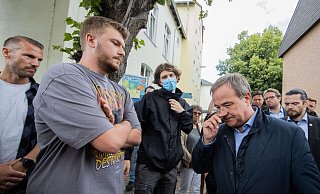 Bei seinem Besuch in Heimerzheim bekam Armin Laschet den Frust einiger Bürger ab. - dpa
