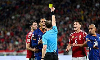 Hollands Kapitän Virigil van Dijk sieht in Ungarn zweimal Gelb und ist darum gesperrt gegen Deutschland. - Denes Erdos/AP/dpa