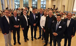 Bernd Schäfers-Maiwald (stellvertretender Vorsitzender "Paderborn überzeugt"/v. l.), Stefan-Oliver Strate (CDU), Stephan Hoppe (Für Paderborn), Frank Wolters (Grüne), Reinhard Borgmeier (Linke), Alexander Senn (FDP), Roger Voigtländer (SPD), Marvin Weber (AfD) und Otto Drosihn (Vorsitzender "Paderborn überzeugt"). - Holger Kosbab