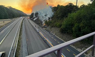 Das Feuer entlang der A 44 bedrohte auch den SVG-Rastplatz, der geräumt wurde. - Feuerwehr Breuna