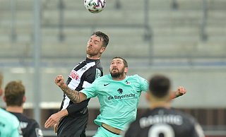 Im Duell mit den Stürmer-Routiniers: Der Verler Innenverteidiger Julian Stöckner ( links) gewinnt das Kopfballduell gegen Sascha Mölders vom TSV 1860 München.