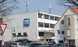 Eigentlich sollte das ehemalige H.W.-Meyer-Gebäude an der Engerstraße Ende März abgerissen werden, um Platz für Wohn- und Geschäftshäuser zu schaffen. Doch daraus wird vorerst nichts. - Anja Hanneforth