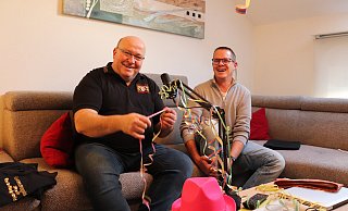 Guido Lütkewitte (l). und Alexander Westermann bringen sich in Rheda-Wiedenbrück mit Luftschlangen vor dem Mikrofon schon mal in Stimmung. - Marion Pokorra-Brockschmidt
