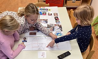 Das Kinderparlament bespricht die Beschwerde in ihrer Sitzung. Greta (rechts) telefoniert anschließend mit der Firma und teilt die Beschwerde mit. - St. Peter und Paul