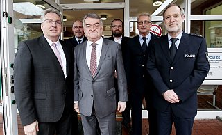 Anfang dieses Jahres war Innenminister Herbert Reul (Mitte) schon einmal in der Region, hier bei einem Arbeitsbesuch in Bünde - www.gerald-dunkel.de