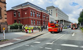 Ein größeres Aufgebot der Paderborner Feuerwehr rückte am Samstag zu einer Einsatzstelle in der Nähe des Hauptbahnhofs aus. - Marc Schröder