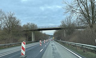 Warnbaken sperren die neu angelegte Überholspur auf der viel befahrenen Bundesstraße 239 auf Espelkamper Gebiet schon seit Oktober 2024 ab. Die Baken sollen nun wegkommen. - Heike von Schulz Warnbaken sperren die neu angelegte Überholspur auf der viel befahrenen Bundesstraße 239 auf Espelkamper Gebiet schon seit Oktober 2024 ab. Die Baken sollen nun wegkommen. - Heike von Schulz