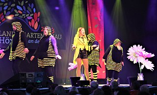 Die Revue "Quer durchs Beet - Unkraut vergeht nicht" des Schlosstheaters zur Landesgartenschau in Höxter begeisterte die Besucher. - Simone Flörke