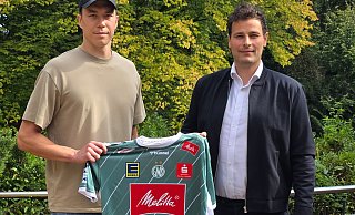 GWD-Geschäftsführer Nils Torbrügge (rechts) präsentiert den neuen GWD-Spieler Azat Valiullin. - privat