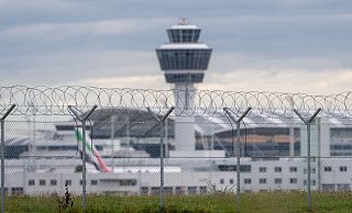 Flüge wurden wegen der Drohnen umgeleitet. - Armin Weigel/dpa