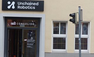 In die ehemalige Gerichtsklause ist nun das Unternehmen Consolido eingezogen. Die Leuchtreklame von Unchained Robotics ist jedoch weiterhin vorhanden. Foto: Jochem Schulze - Jochem Schulze